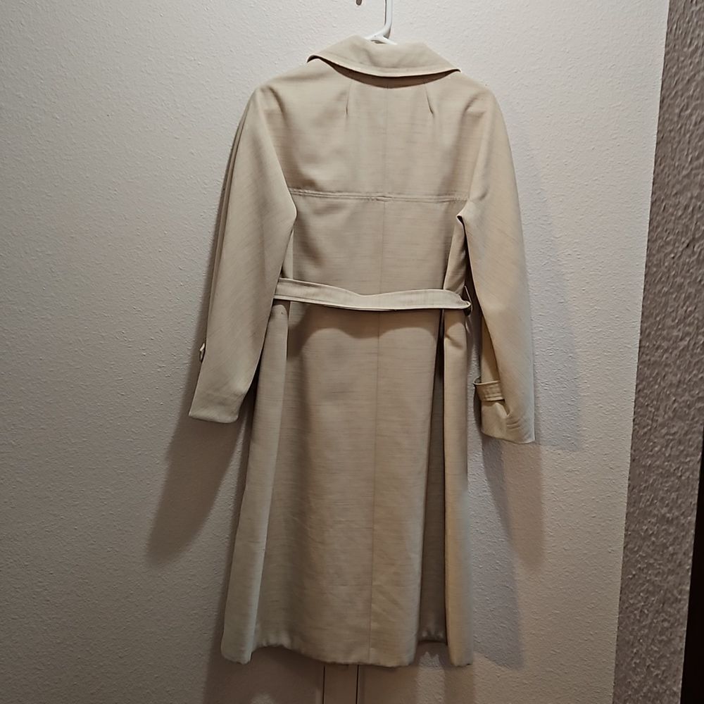 Vintage trench coat. Maker unknown size 12. Lt tan - Picture 2 of 5